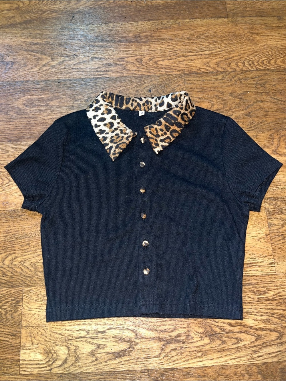 Black Short-Sleeve Top with Leopard Print Collar